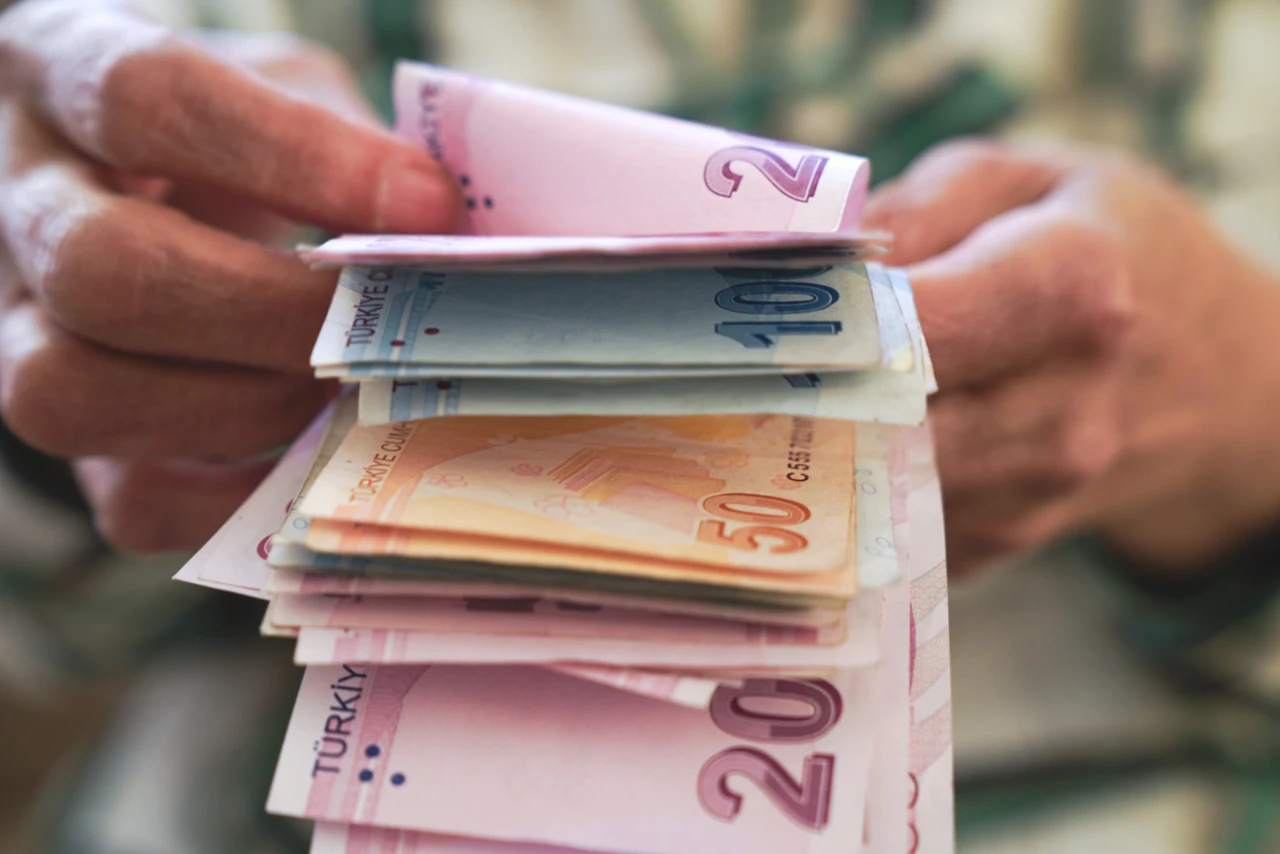 Memur Emeklisine 8.077 TL Ek Ödeme İçin Gözler AYM'de! Meclis'teki Seyyanen Zam Teklifinde Son Durum