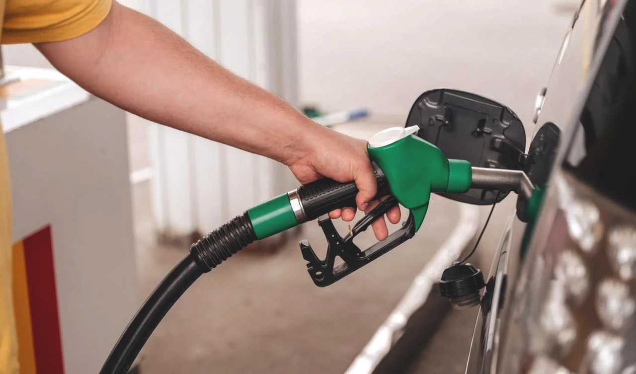 Benzine Tarihi ÖTV Zammı Kapıda! Eşel Mobil 1 Ekim'de Bitiyor, Litrede 12,48 TL Artış Gündemde: Benzin 90 Lirayı Aşabilir