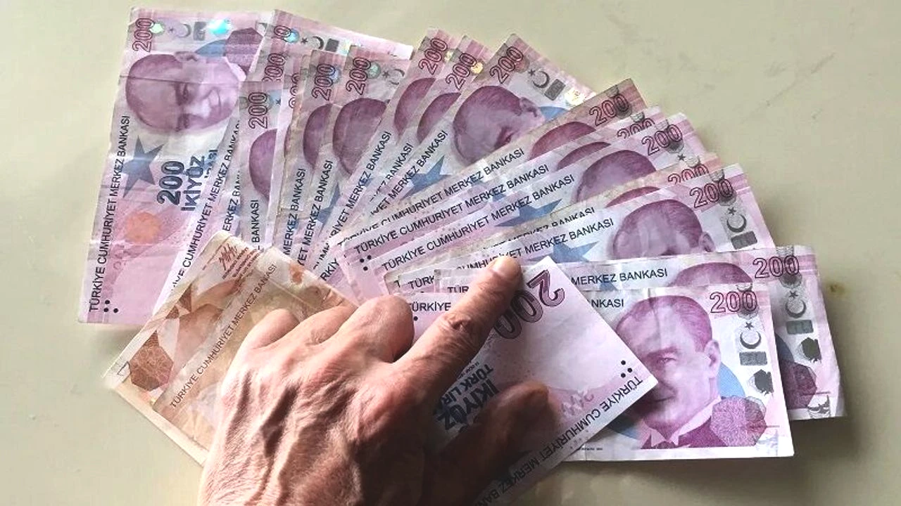 Emekli Bayram İkramiyesi 2027'de Ne Olacak? 4 Bin TL'de mi Kalacak, Gelire Göre mi Verilecek?