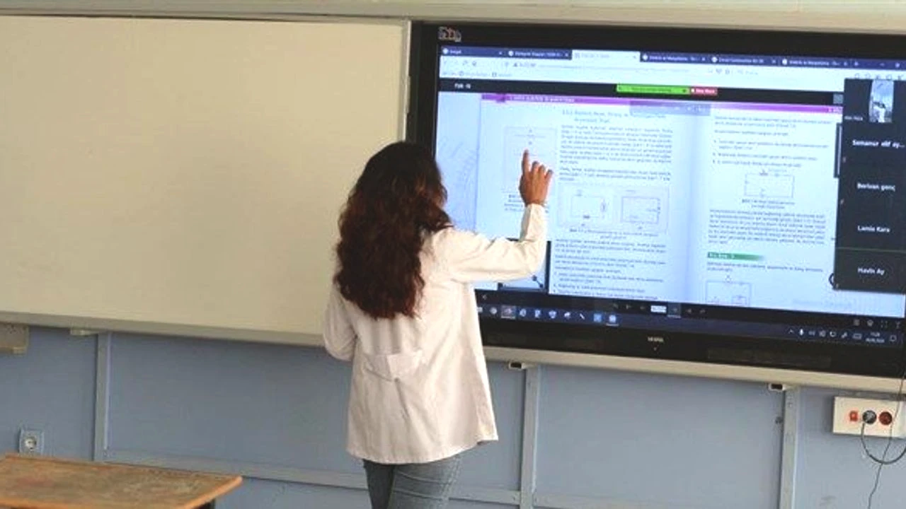 Öğretmenlere 8.665 TL Ödeme Hesaplara Yatıyor! Eğitime Hazırlık Ödeneği Hâlâ Gelmeyenler Ne Yapmalı? Yüzde 75 ve Yüzde 50 Alacaklar Belli